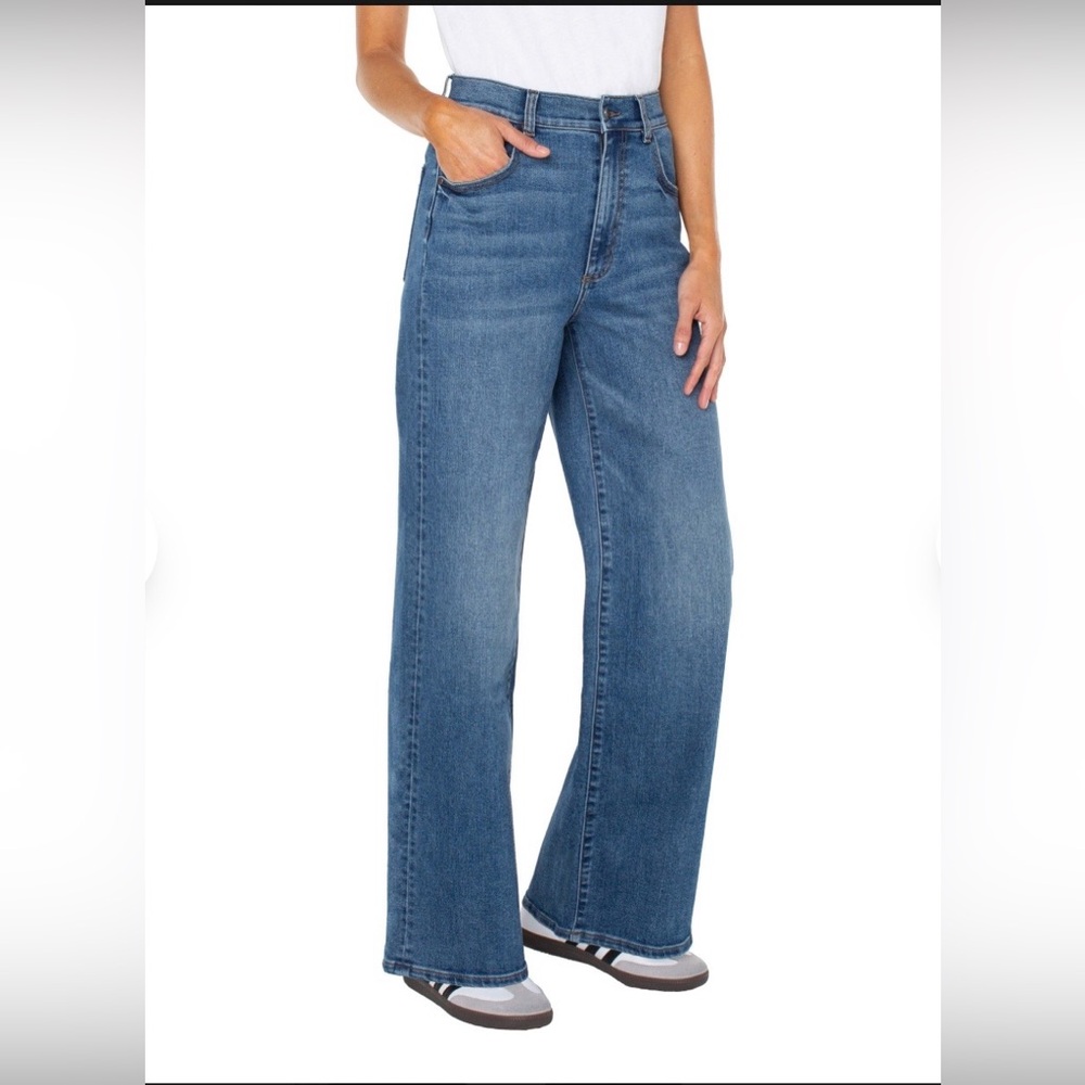 Well Worn Wide-Leg High-Rise Jeans in Medium Blue - Picture 2 of 8
